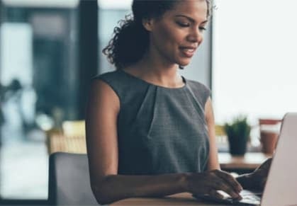 Mujer sentada frente a una laptop